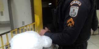 Adolescente de 16 anos é apreendida em táxi com quase meio quilo de cocaína em Itaperuna