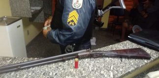 PM apreende espingarda e cocaína em Laje do Muriaé