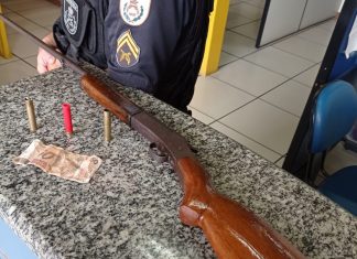 PM apreende nota falsa de R$ 50 e espingarda em Italva