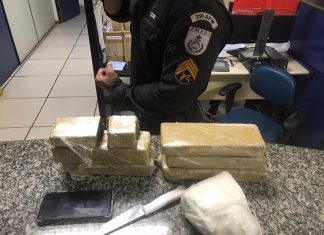 Polícia apreende mais de quatro quilos de drogas após suposto traficante fugir em Italva