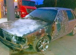 Carro de policial militar pega fogo em Itaperuna