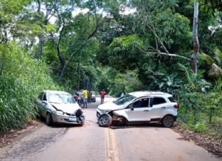 Dois carros colidem na Rodovia RJ-230, em Porciúncula